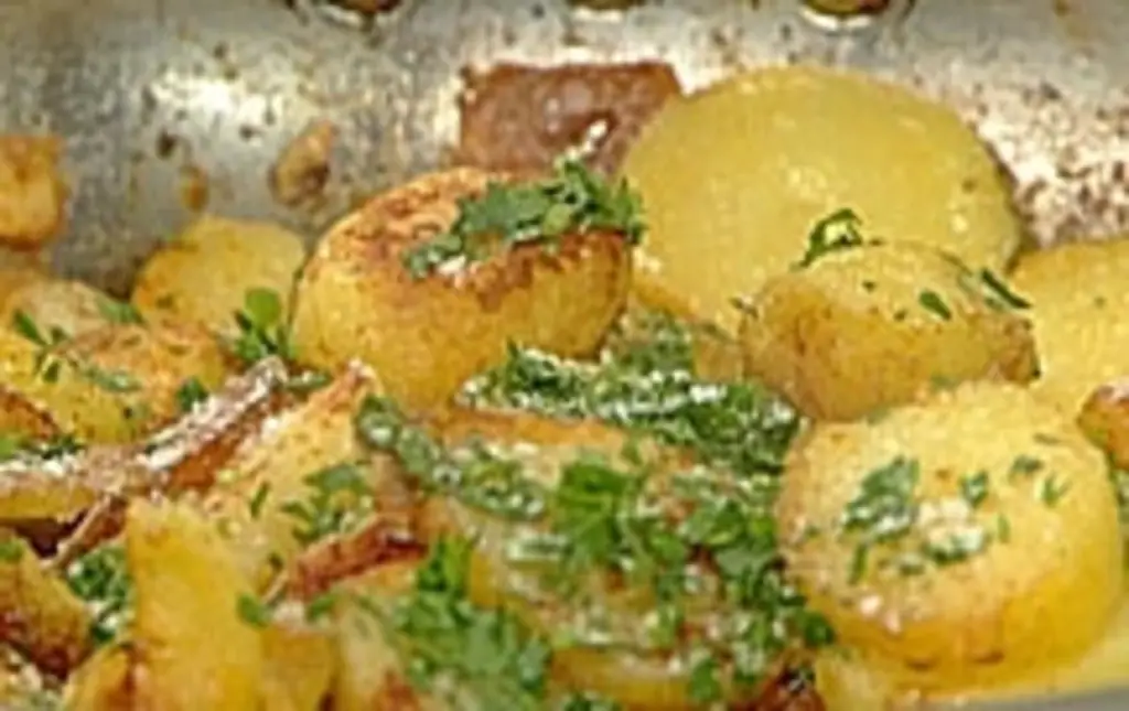 Жареный картофель с отварным и очищенным накануне картофелем и паприкой