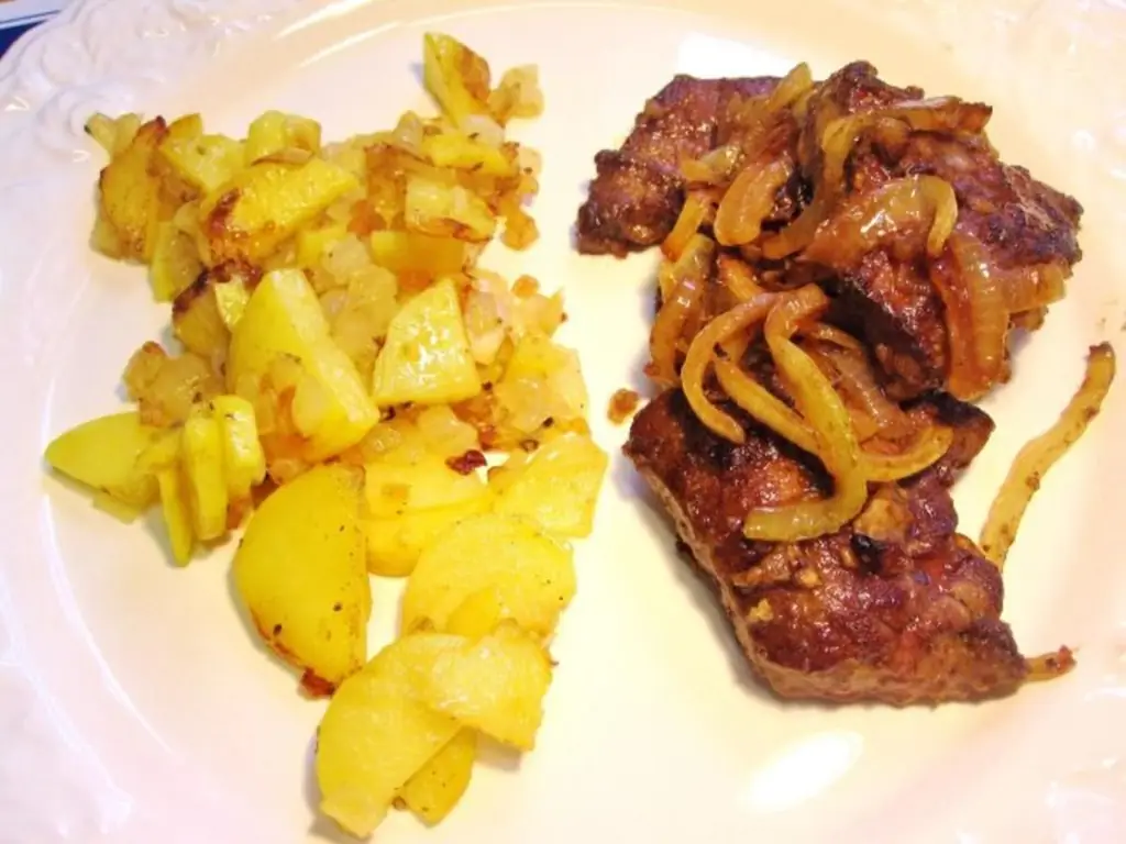 Нежная говяжья печень со слегка обжаренным картофелем