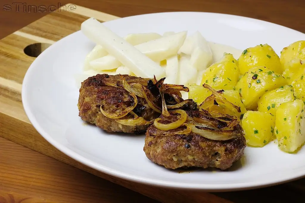 Фрикадельки с жареным луком, отварным картофелем и кольраби со сливками