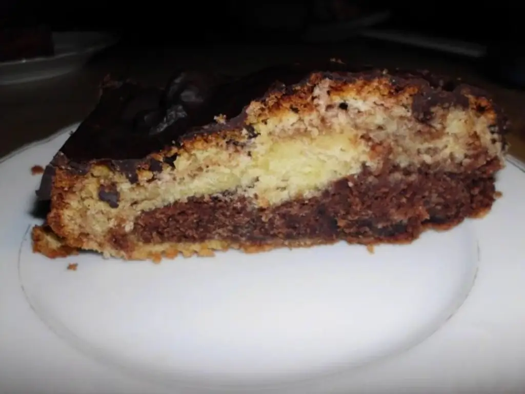 Мраморный торт с эг-могольмом и ромом