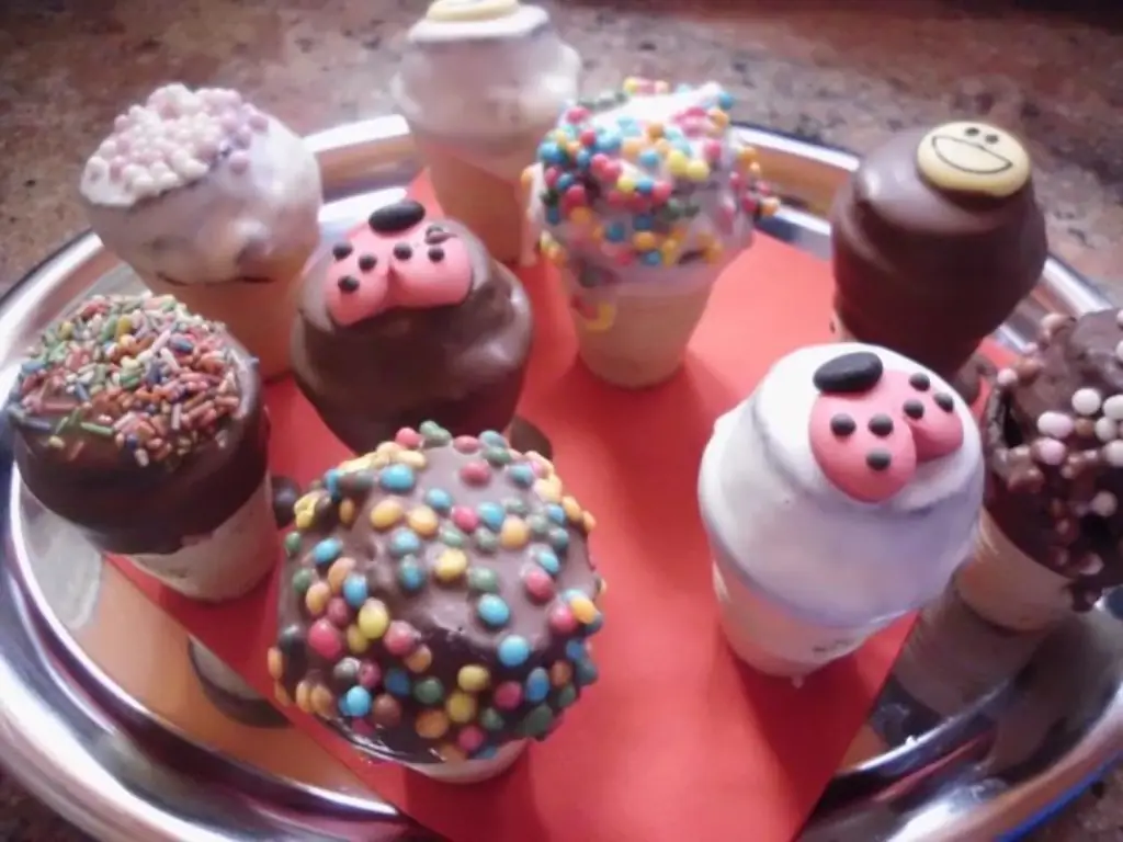 Мини пирожные в вафельном стаканчике