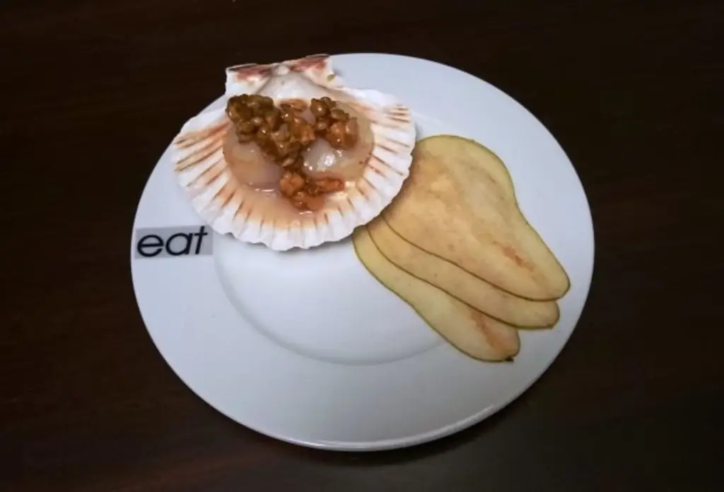 Вариант гребешков с козьим сыром на грушах