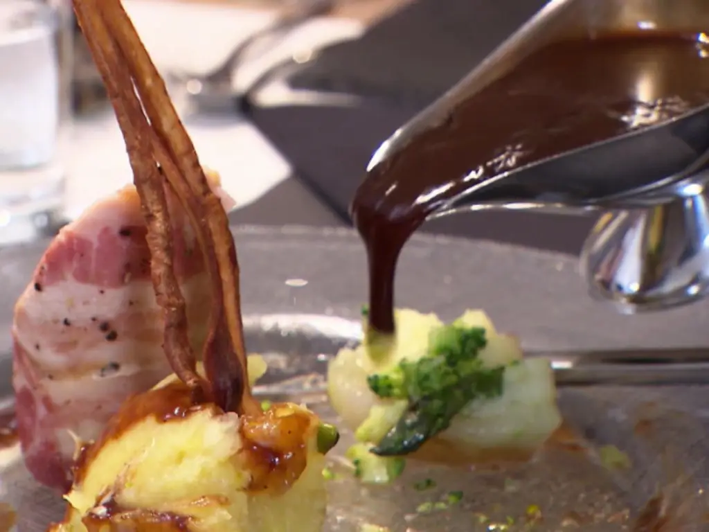 Инволтини из курицы, откормленной кукурузой, с грибами и фисташками в соусе из портвейна