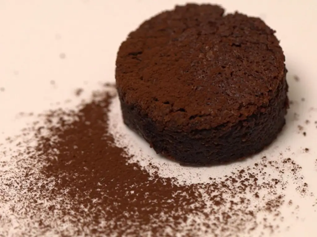 Шоколадный тарт с малиновым сорбетом и небольшим сюрпризом