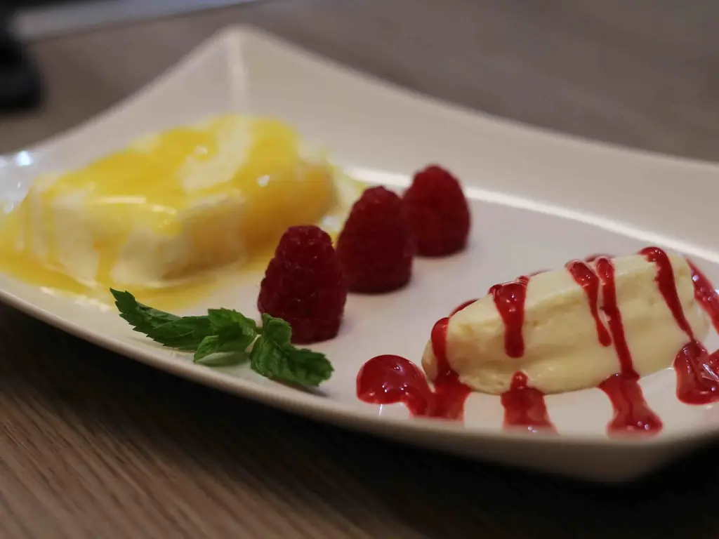 Апельсиновое парфе и мусс из белого шоколада с двумя разными соусами