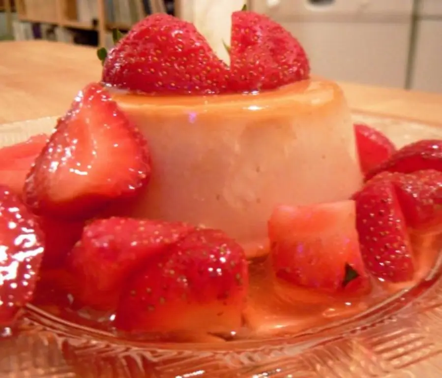 Панна котта "Карамель" с клубникой