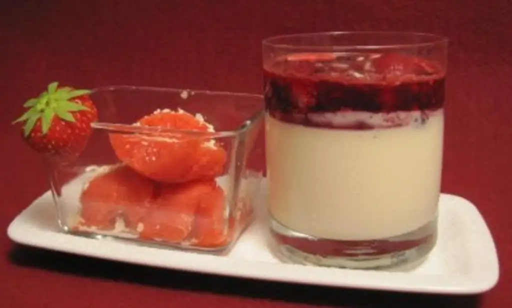 Панна Котта с горячими фруктами и домашним щербетом