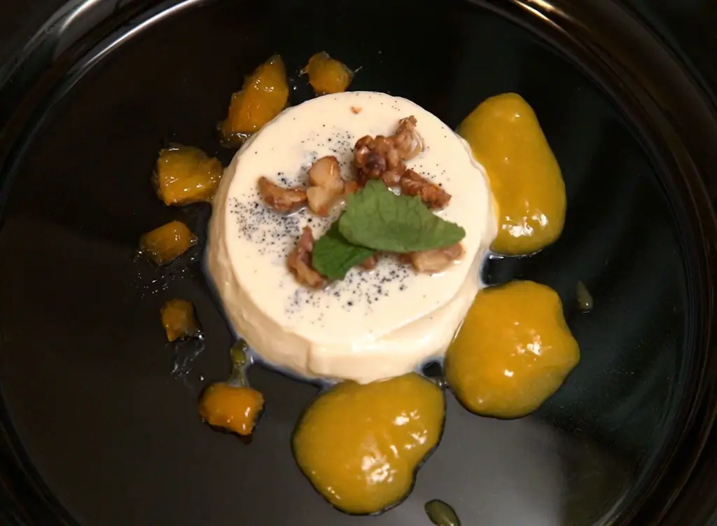 Панна котта с пюре из манго и засахаренным апельсиновым филе