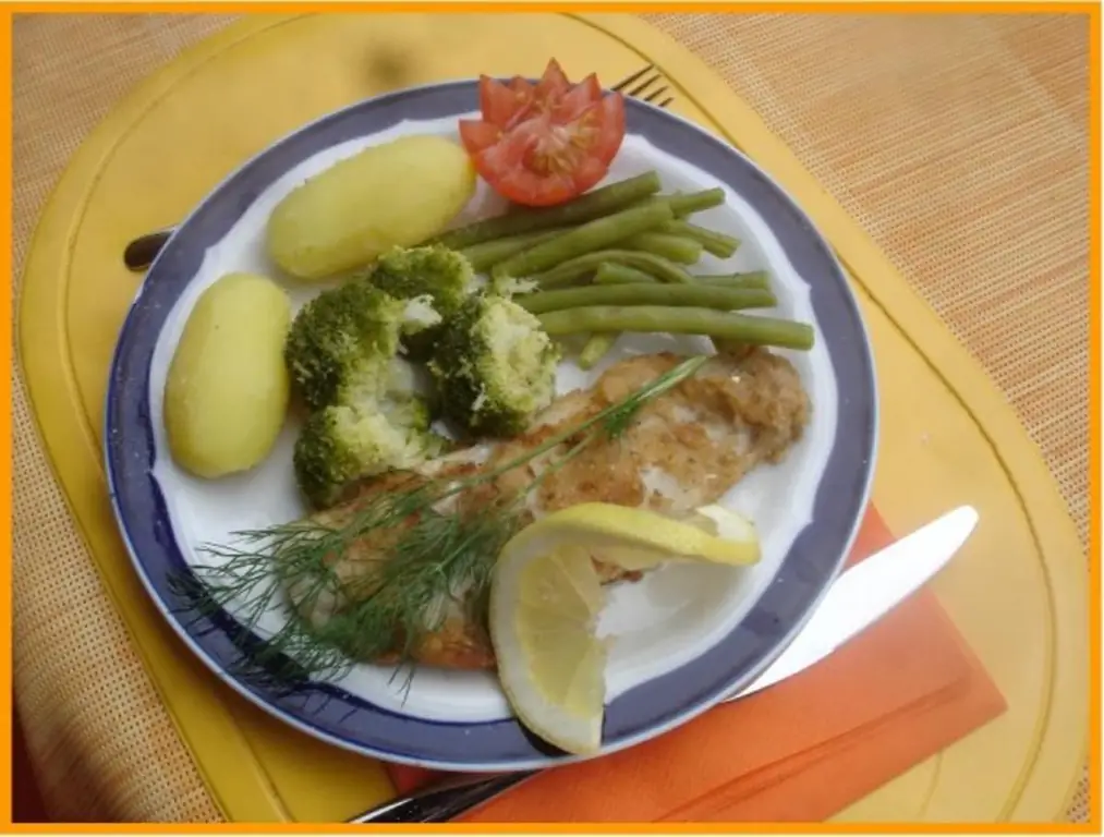 Филе минтая с брокколи, стручковой фасолью и тройняшками