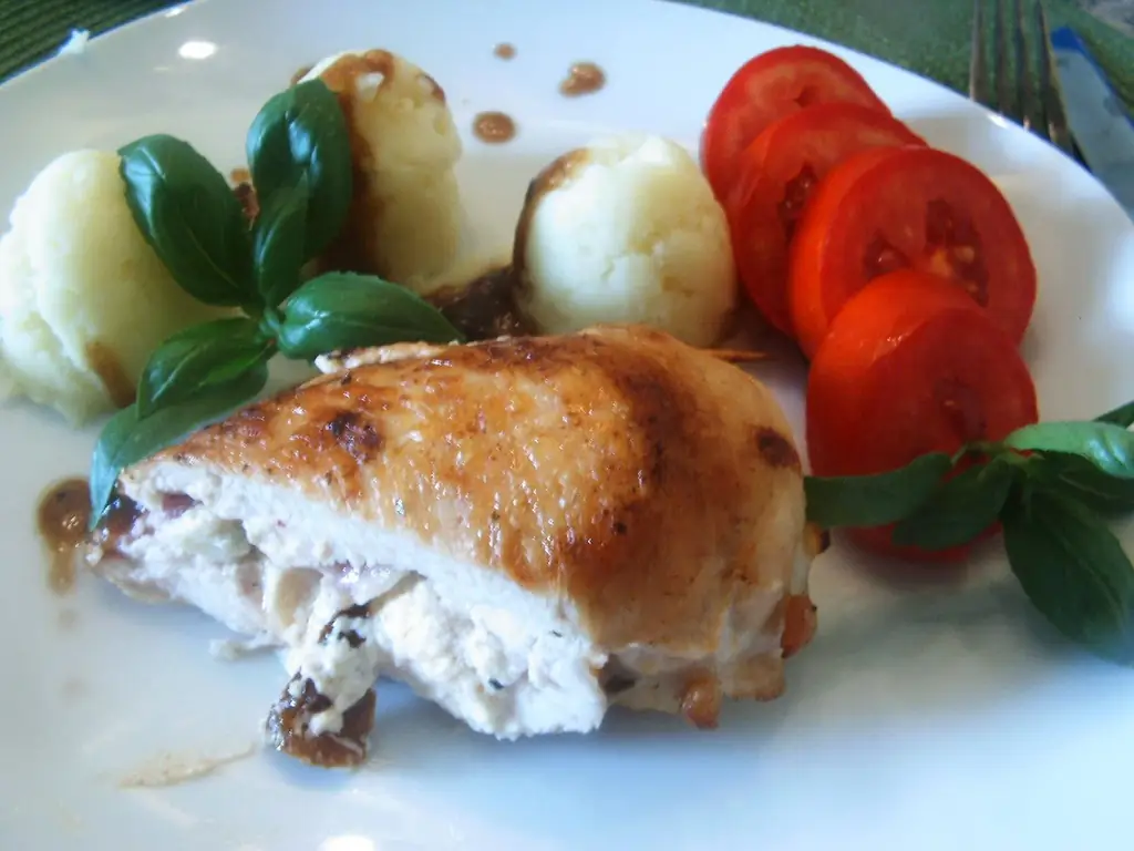 Куриная грудка с томатной начинкой из сливочного сыра и цуккини