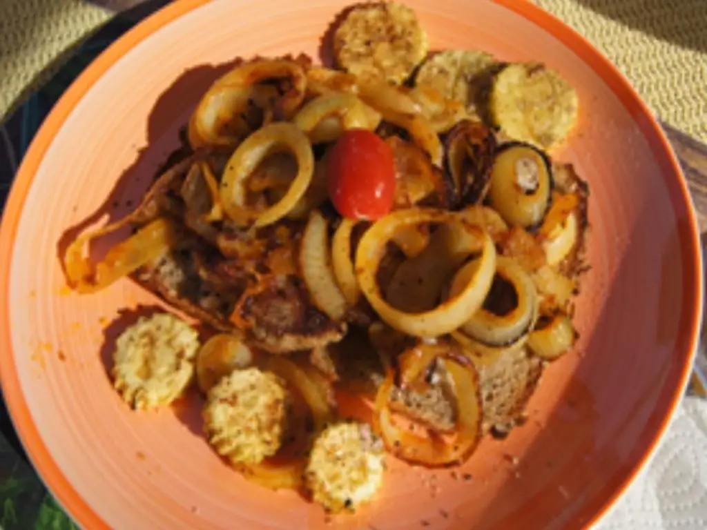 Стейк из шеи с луковой корочкой на хлебе из тыквенных семечек с ломтиками цуккини