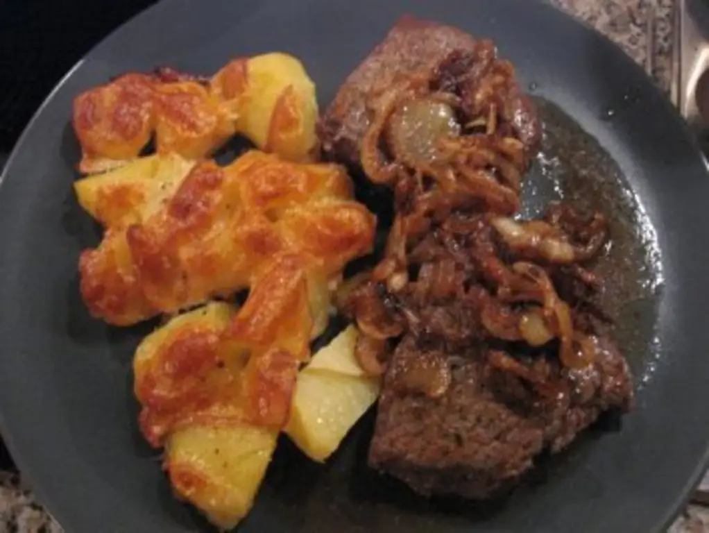 Стейк из говядины с жареным луком и запеченной скаморцой