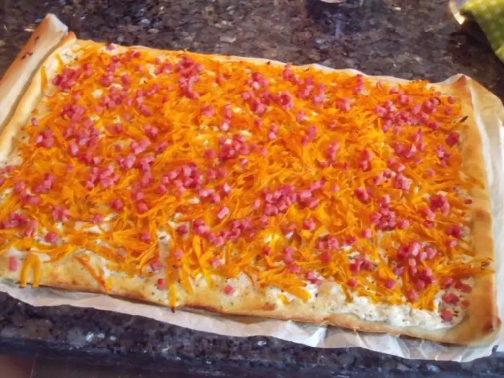 Flammkuchen с тыквой и козьим сыром