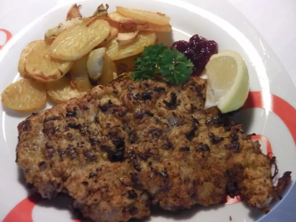 Парижский шницель с огненными картофельными чипсами "Венгерский"
