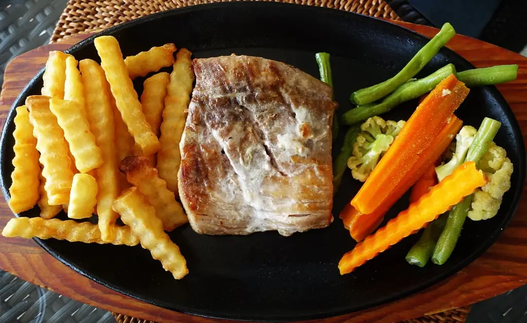 Стейк из тунца с картофелем фри, овощами и васабе