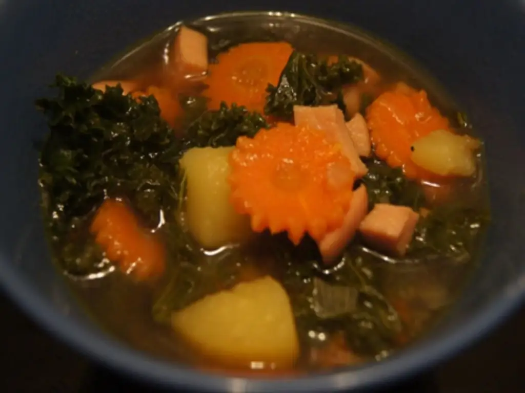 Зеленая капуста тушеная с овощами и мясной колбасой