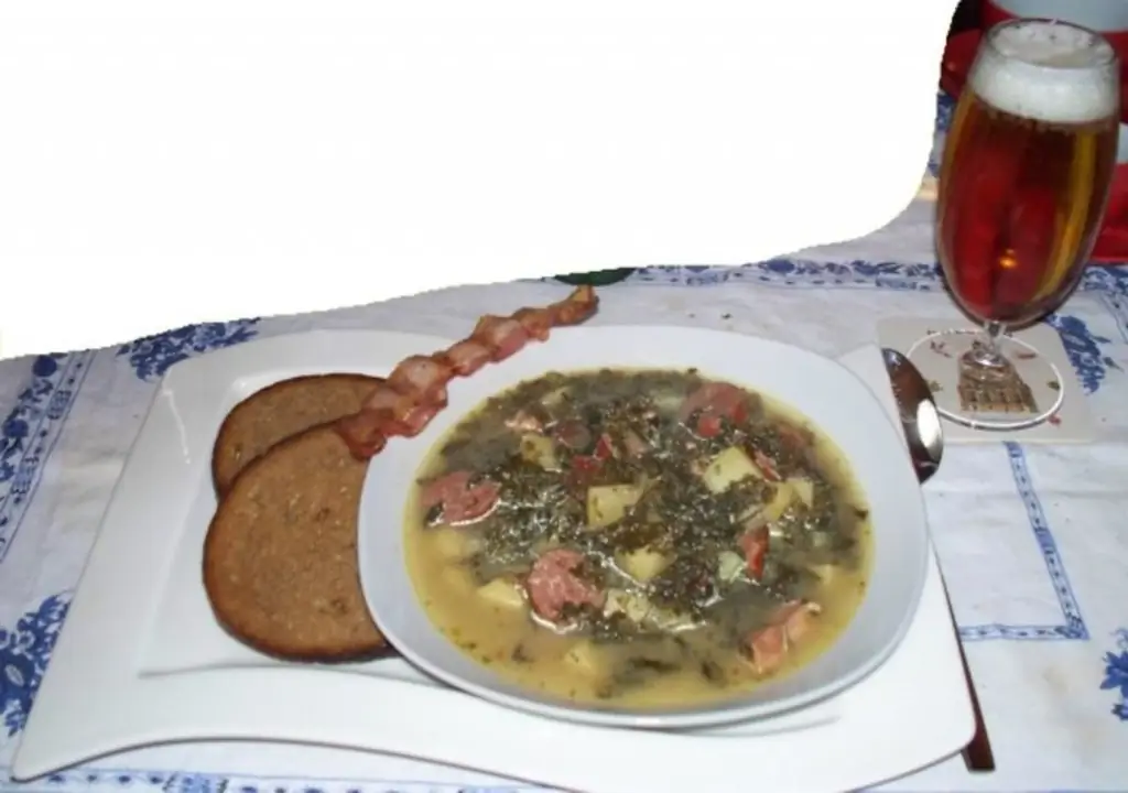 Зеленая капуста тушеная с картофелем, копчеными свиными отбивными и сосисками