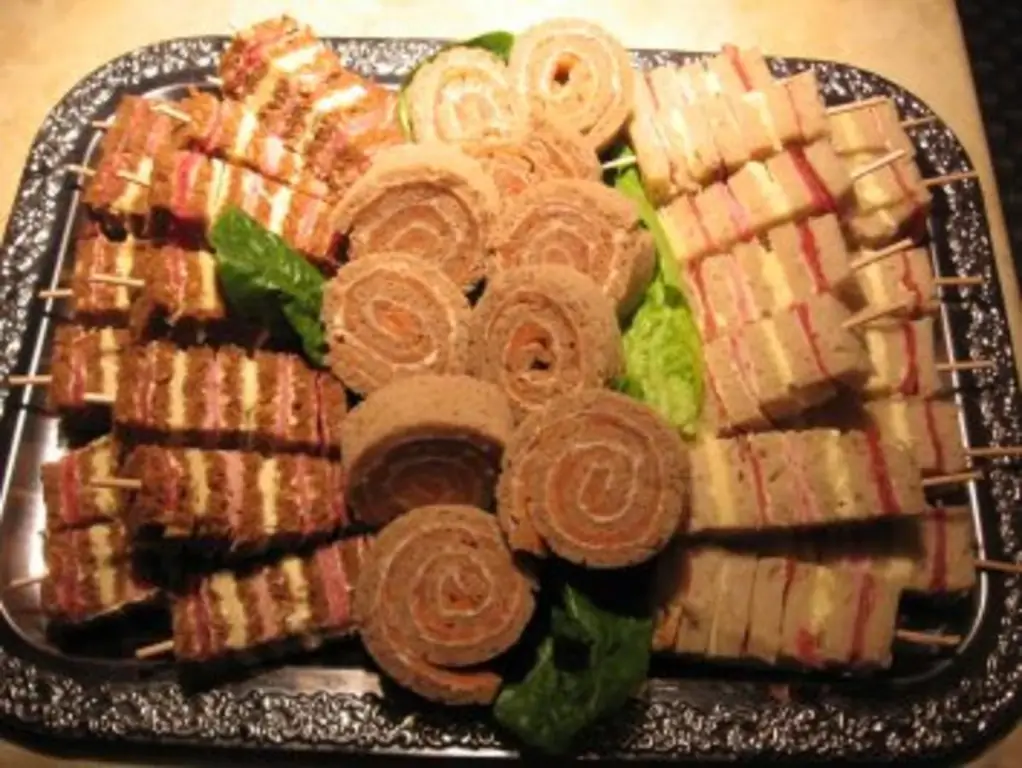 Праздничные хлебные шашлычки и булочки с лососем