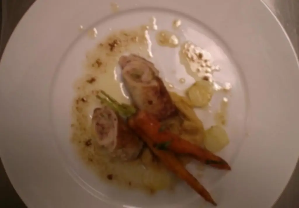 Рулетики из фаршированной телятины с нутом