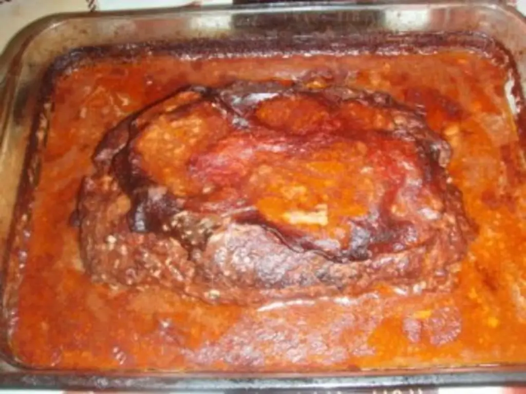 Мясной рулет с макаронами и салатом