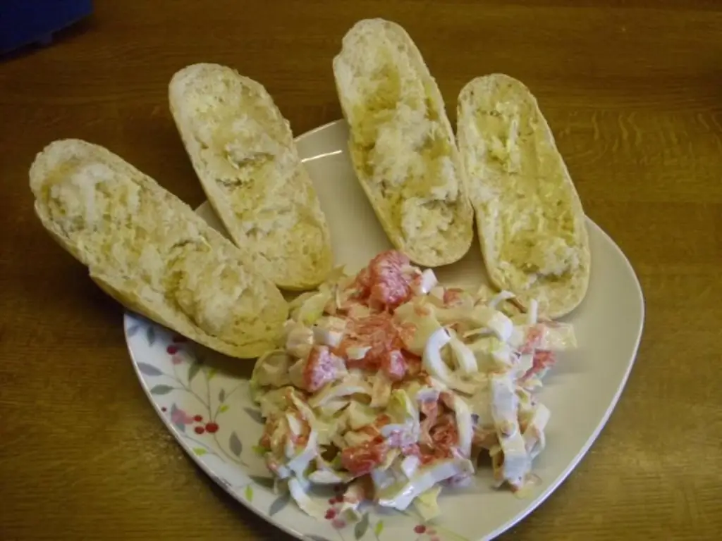 Салат из цикория с чесночным хлебом