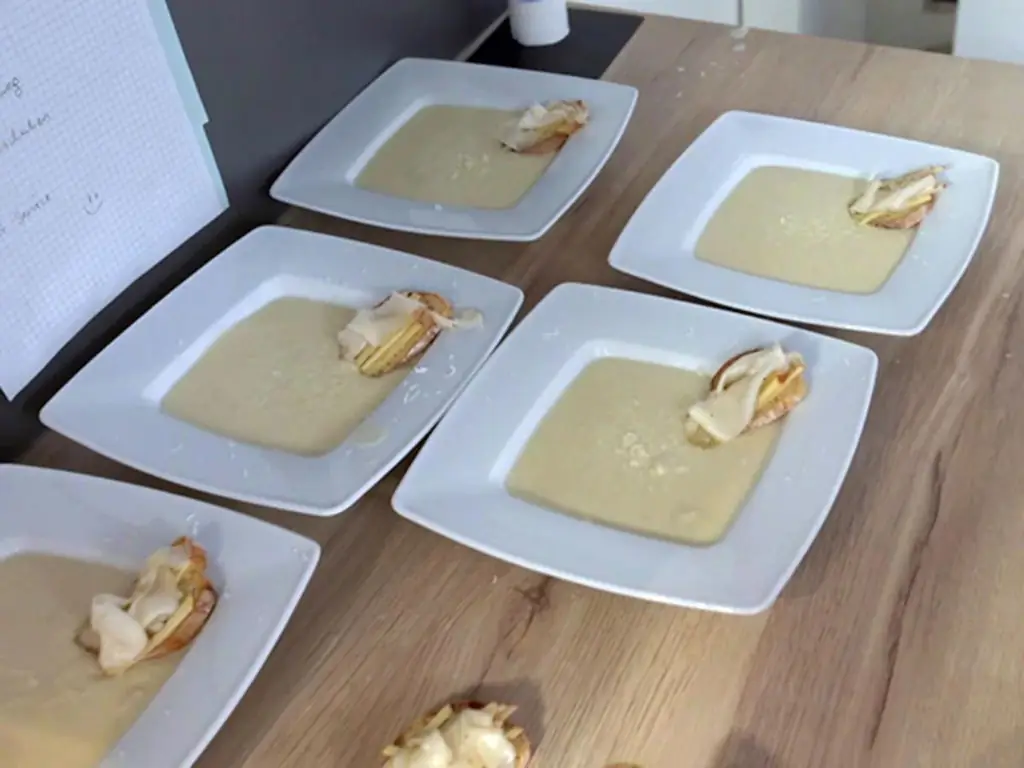 Крем-суп из цветной капусты с пекорино и лярдо