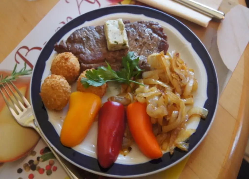 Ромовый стейк с луком, миндальными шариками и закусочным перцем