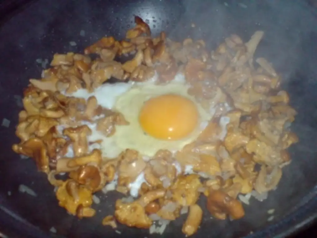 Ужин Яблочный соус с кусочками, яичные бутерброды с кресс-салатом, лисички с яичницей