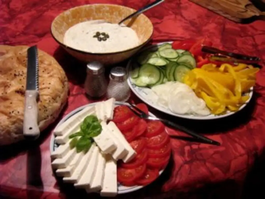 Пита с сыром фета и овощами