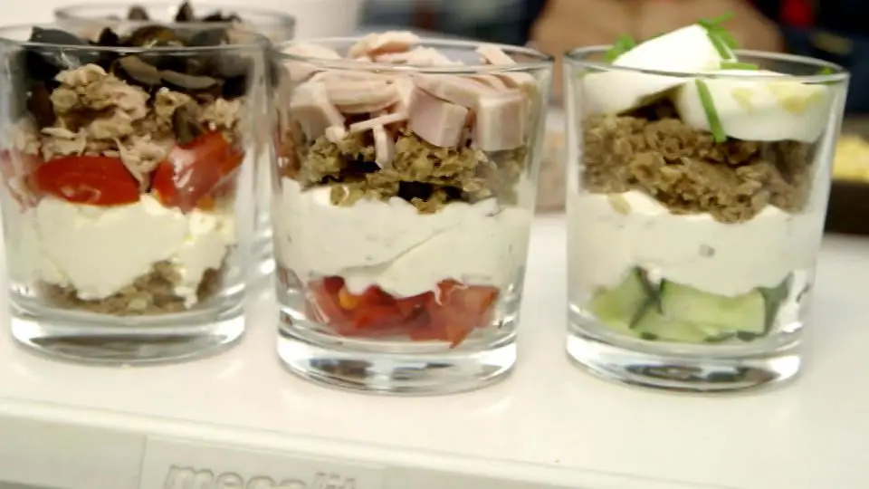 Бутерброды в стакане с лимонадом