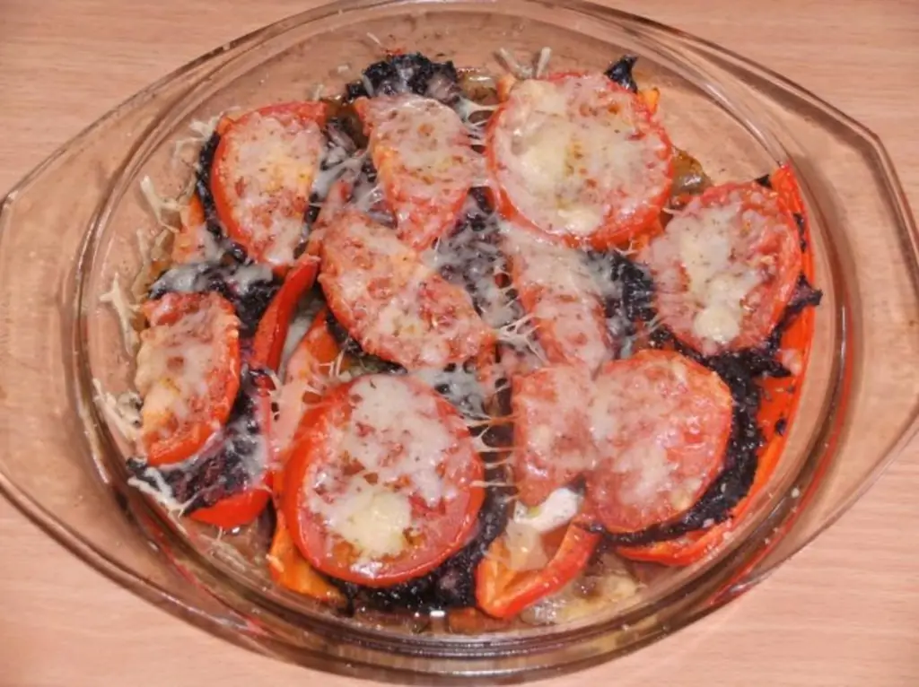 Основное блюдо: Перец, фаршированный черным пудингом и запеченный