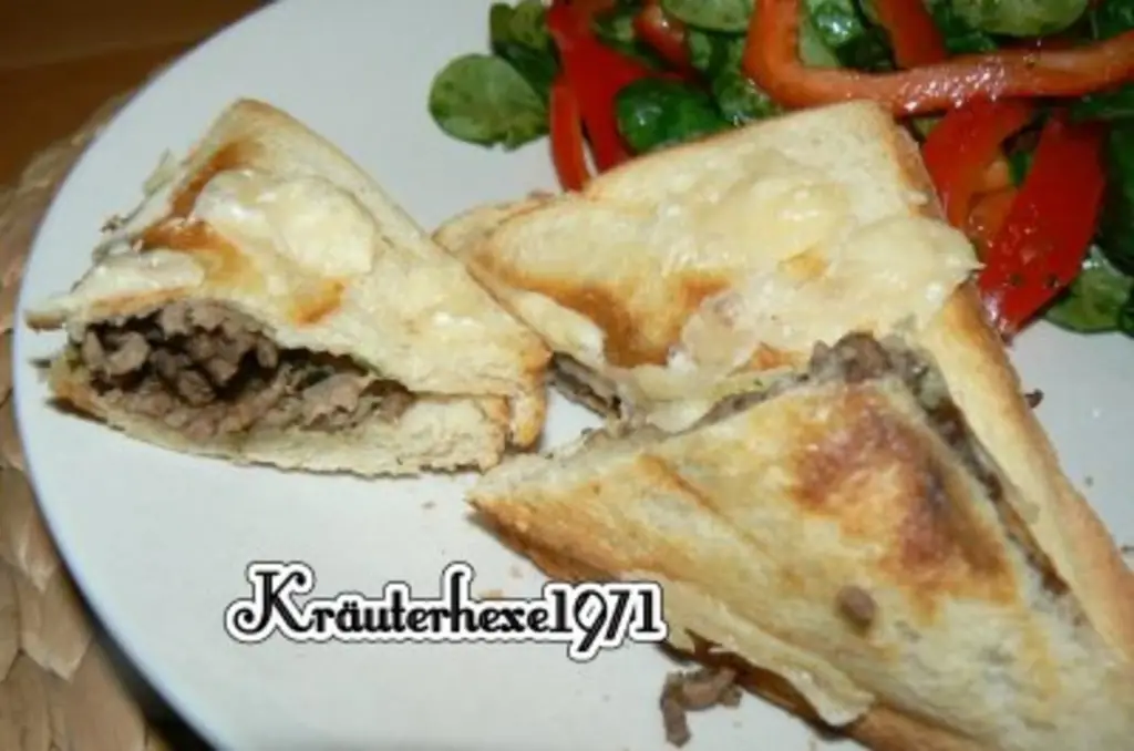 Сэндвичи из говяжьего фарша с говяжьим фаршем и луком