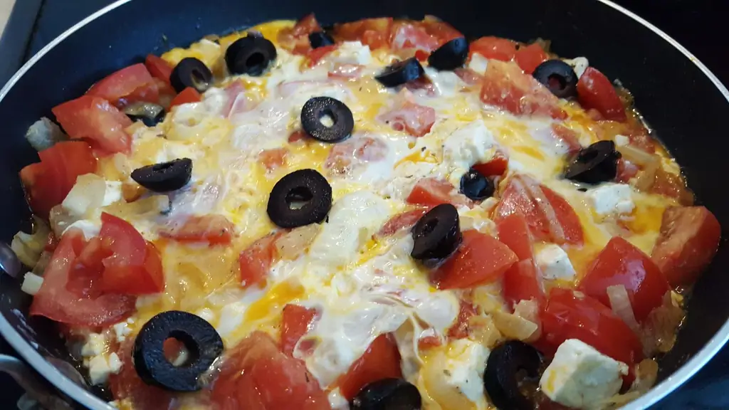 Тушеные помидоры с луком, сыром фета и яйцом