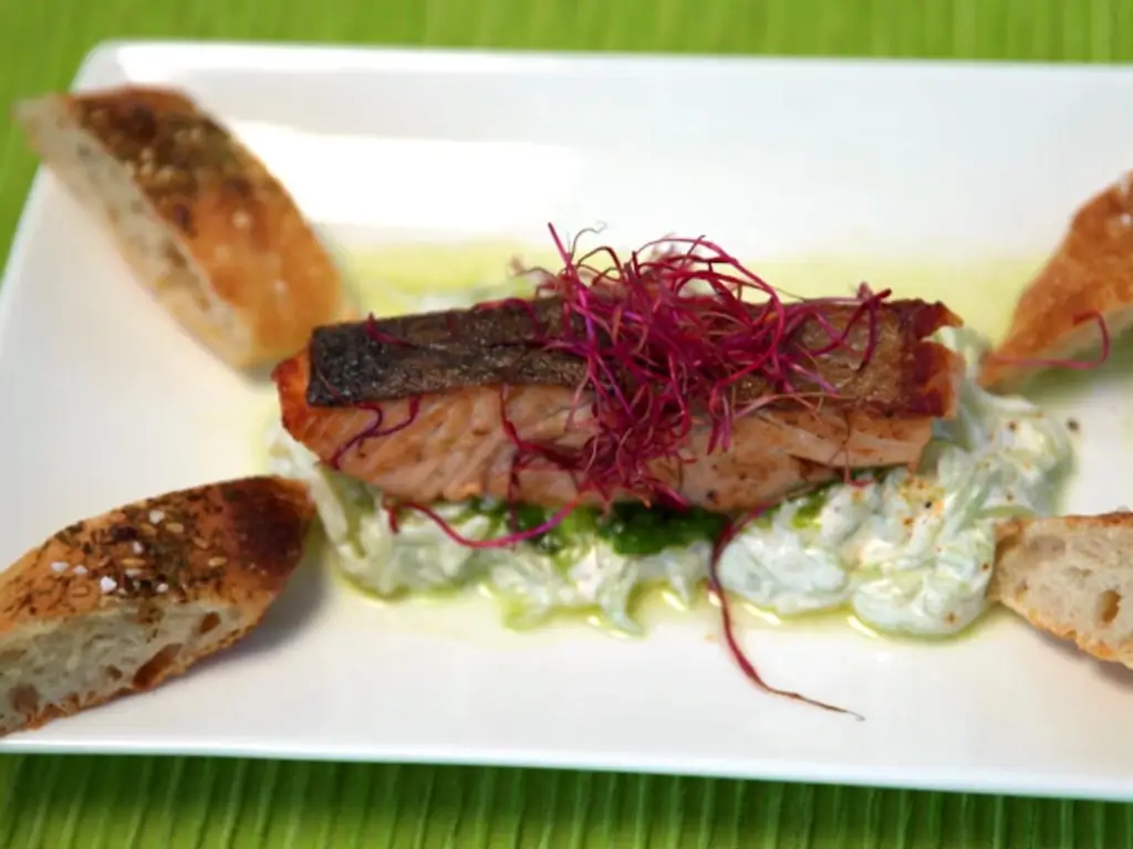 Жареный лосось на огуречных спагетти со свежеиспеченным бобингером