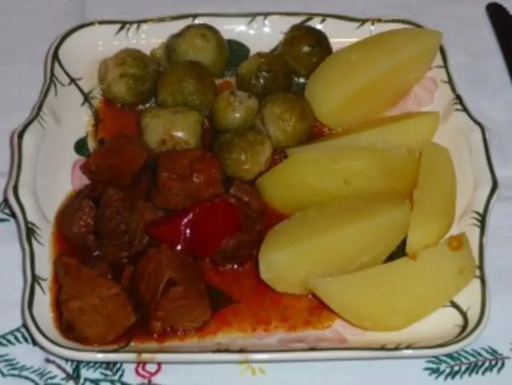 Гулаш: Гуляш с брюссельской капустой и отварным картофелем