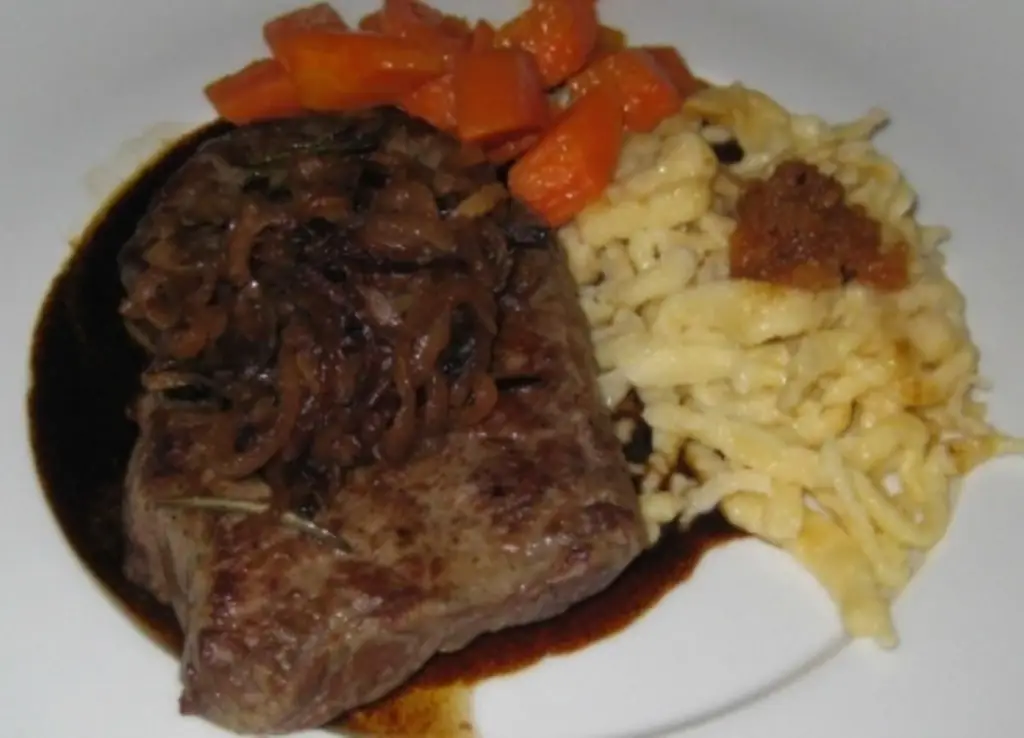 Жареный лук со шпецле и карамелизированной морковью