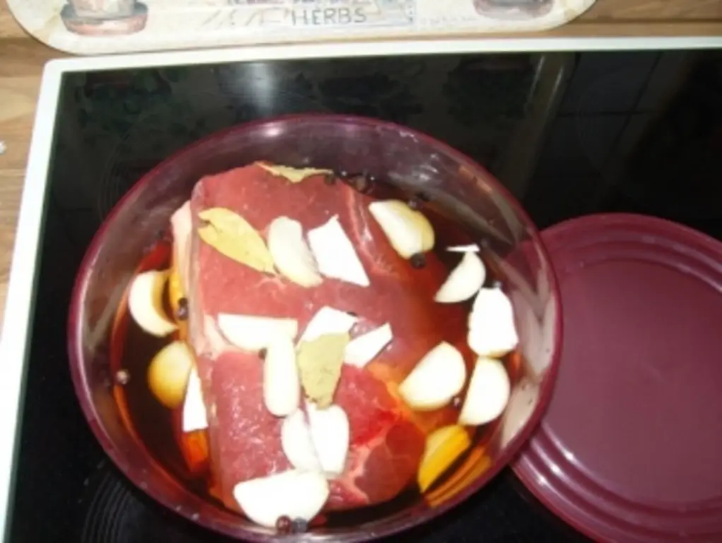 Зауэрбратен хорошо сочетается со шпецле или кнедликами