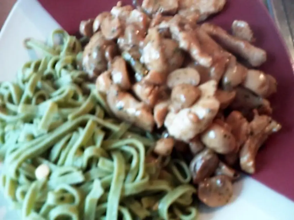 Зеленая лапша с нарезанным мясом