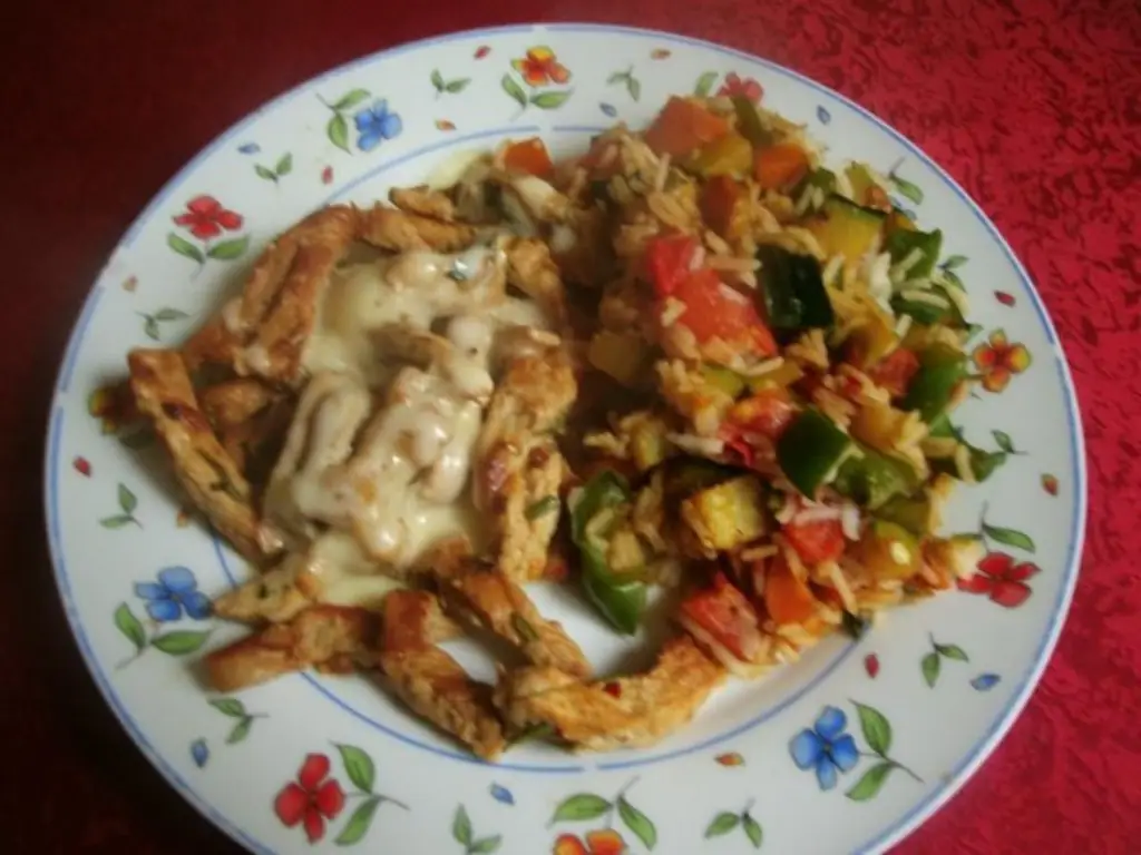 Овощной рис с нарезанным минутным стейком