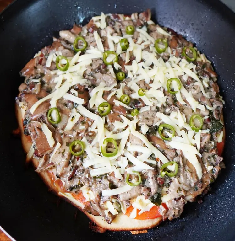 Пицца на сковороде с помидорами и грибами