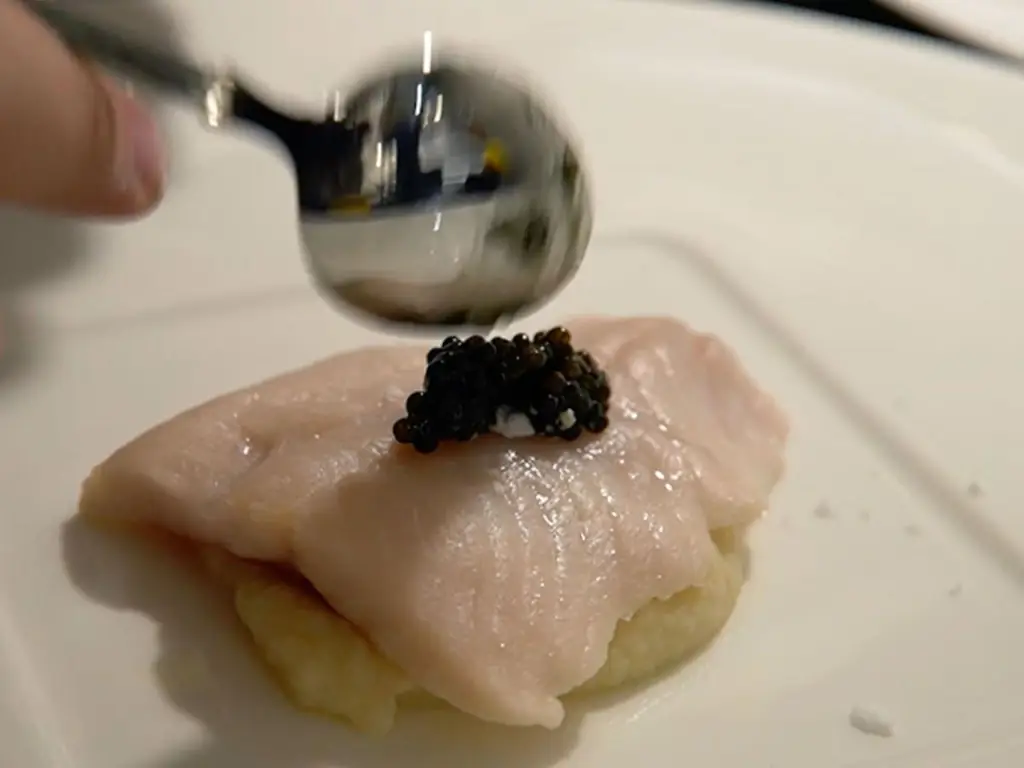 Char копченый на креме из сельдерея за столом