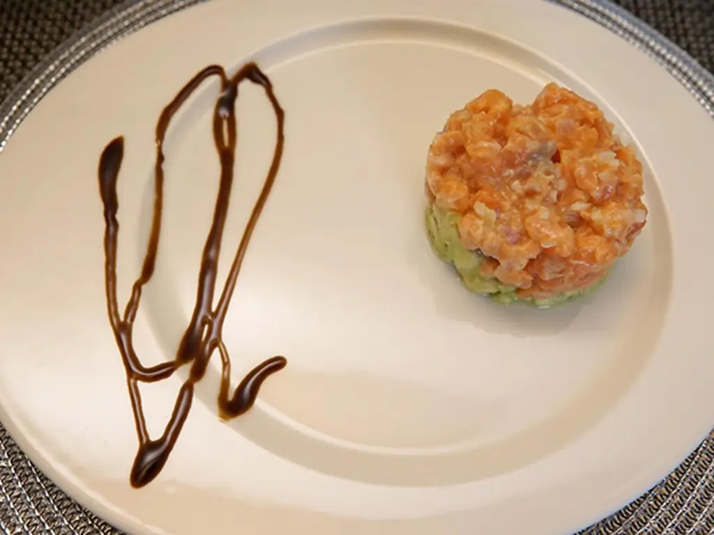 Тартар из лосося на авокадо с багетом и маслом с травами