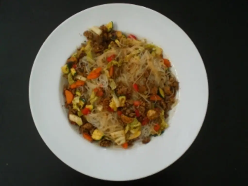 Салат со стеклянной лапшой, смешанной со стеклянной лапшой и мясным фаршем