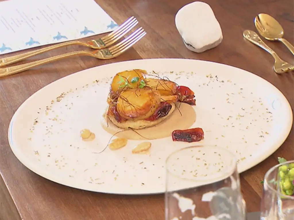 Тарт Сюрприз с карамелизированным картофелем на миндале