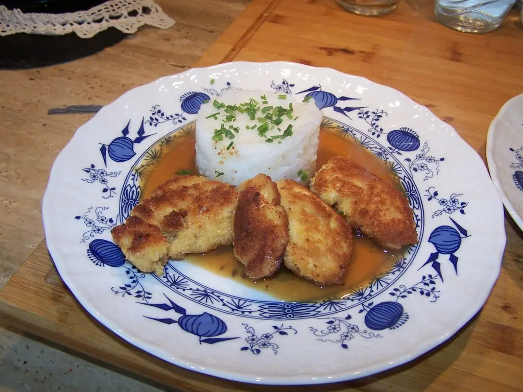 Куриные грудки в панировке, соус, рис