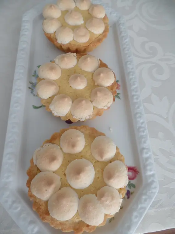 Тарталетки с лимонным кремом и точками безе