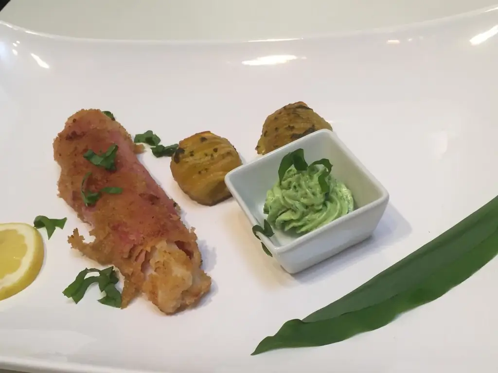 Спаржа кордон блю с веерным картофелем и черемшой