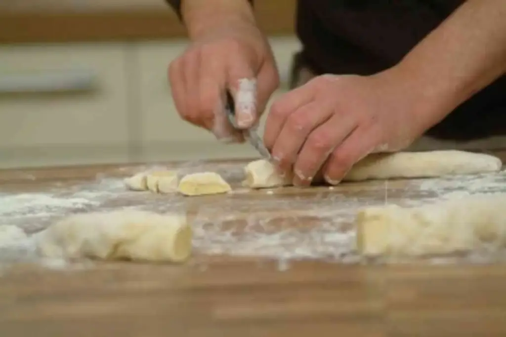 Картофельные клецки, приготовленные с очищенным картофелем и мукой