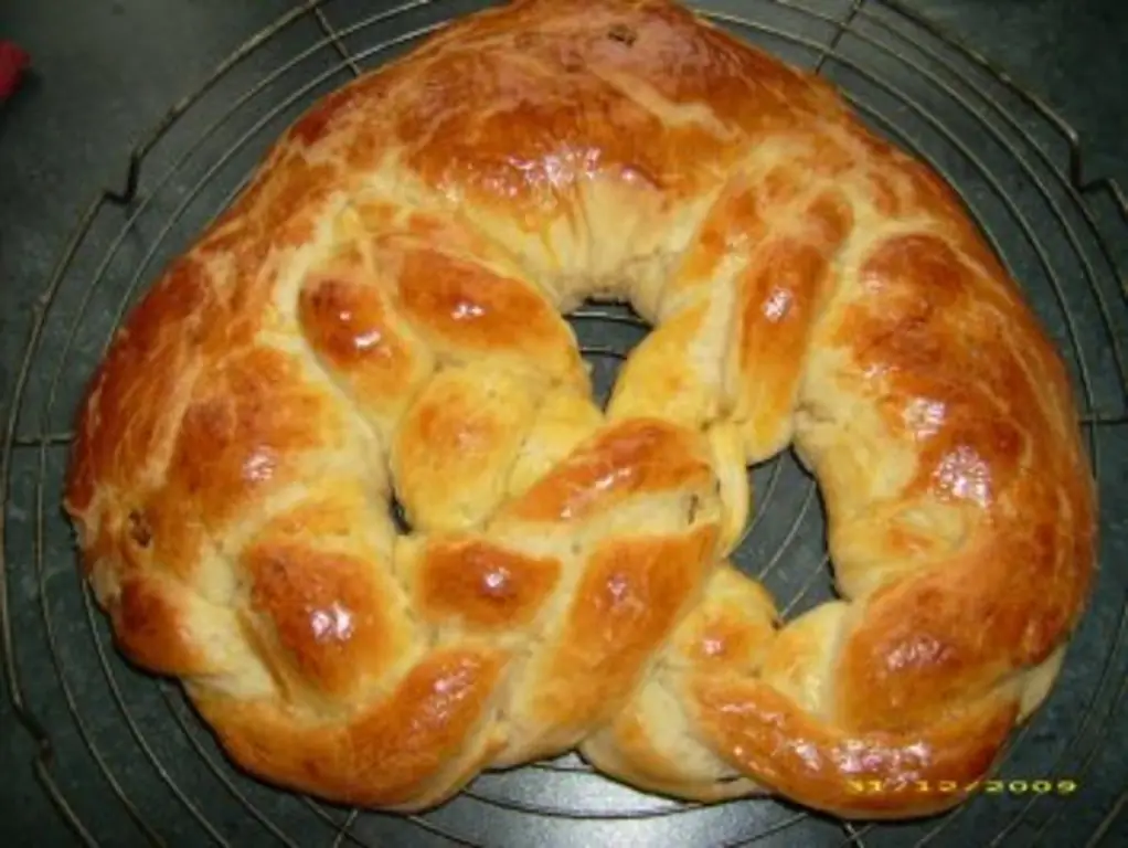 Крендель новогодний с мукой и маслом