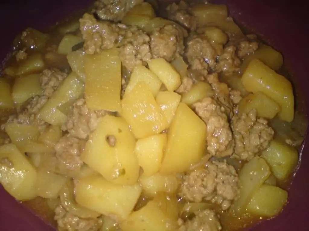 Картофельная запеканка, смешанная с говяжьим фаршем и картофелем